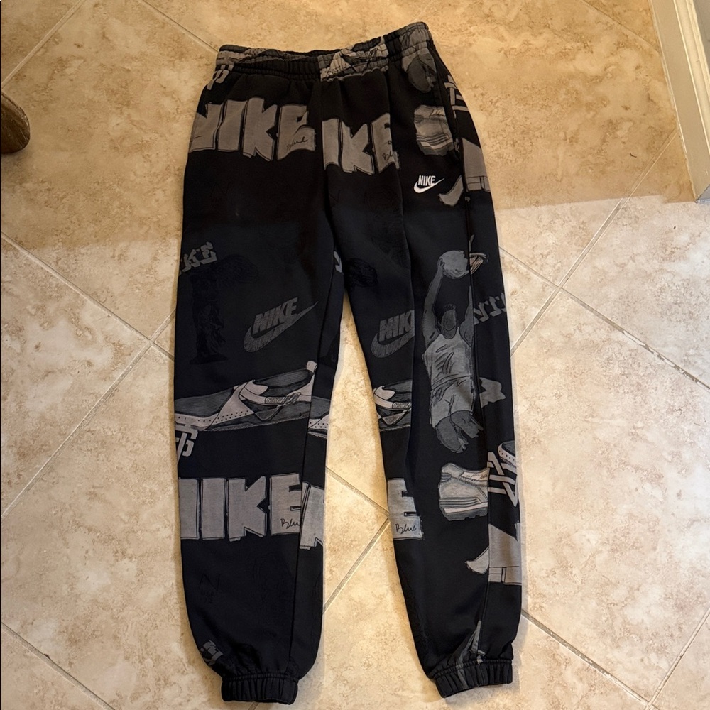 Nike blue basketball Black and Gray Graphic Joggers. Size small